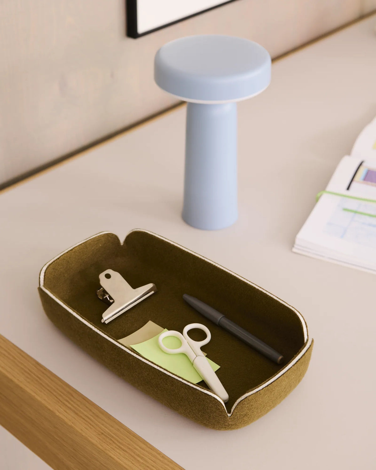Muuto Ease oppladbar bordlampe. Velg farge