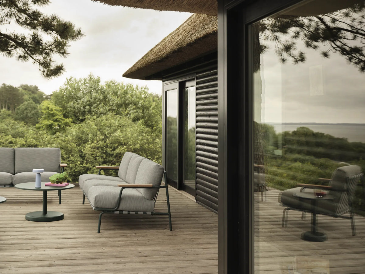 Muuto Settle utesofa 2-seter med armlener. Velg tekstil