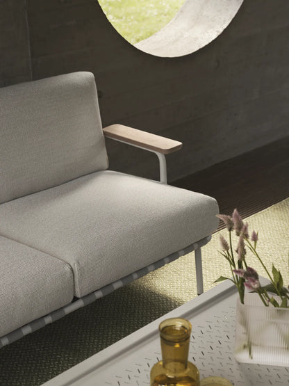 Muuto Settle utesofa 2-seter med armlener. Velg tekstil