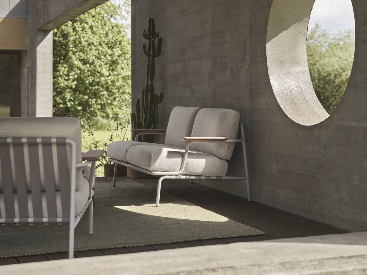 Muuto Settle utesofa 2-seter med armlener. Velg tekstil
