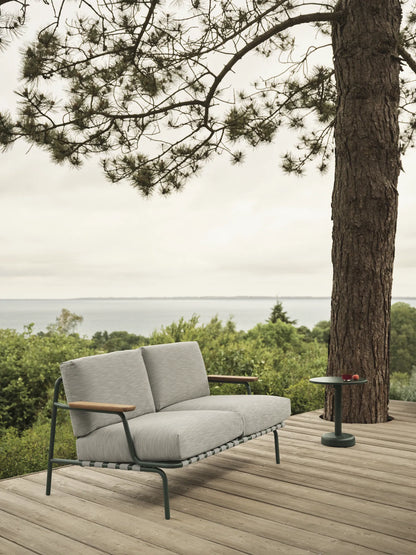 Muuto Settle utesofa 2-seter med armlener. Velg tekstil