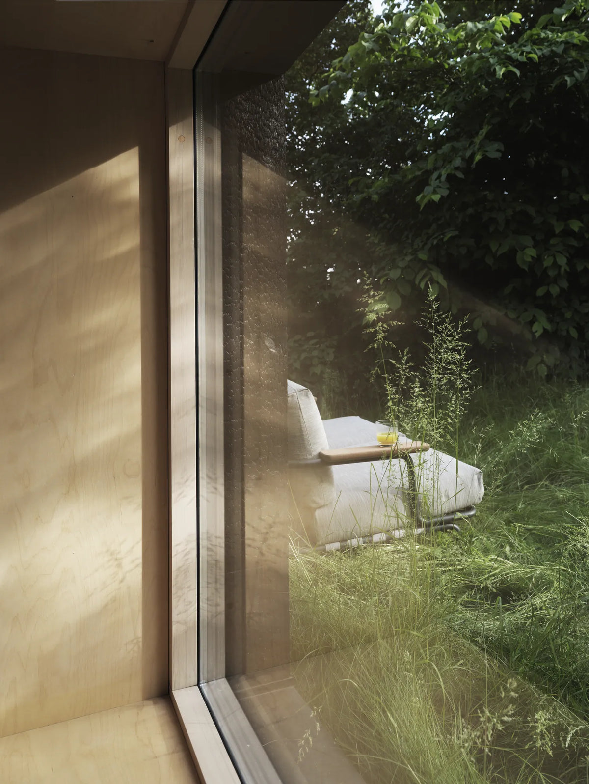 Muuto Settle utesofa 2-seter med armlener. Velg tekstil