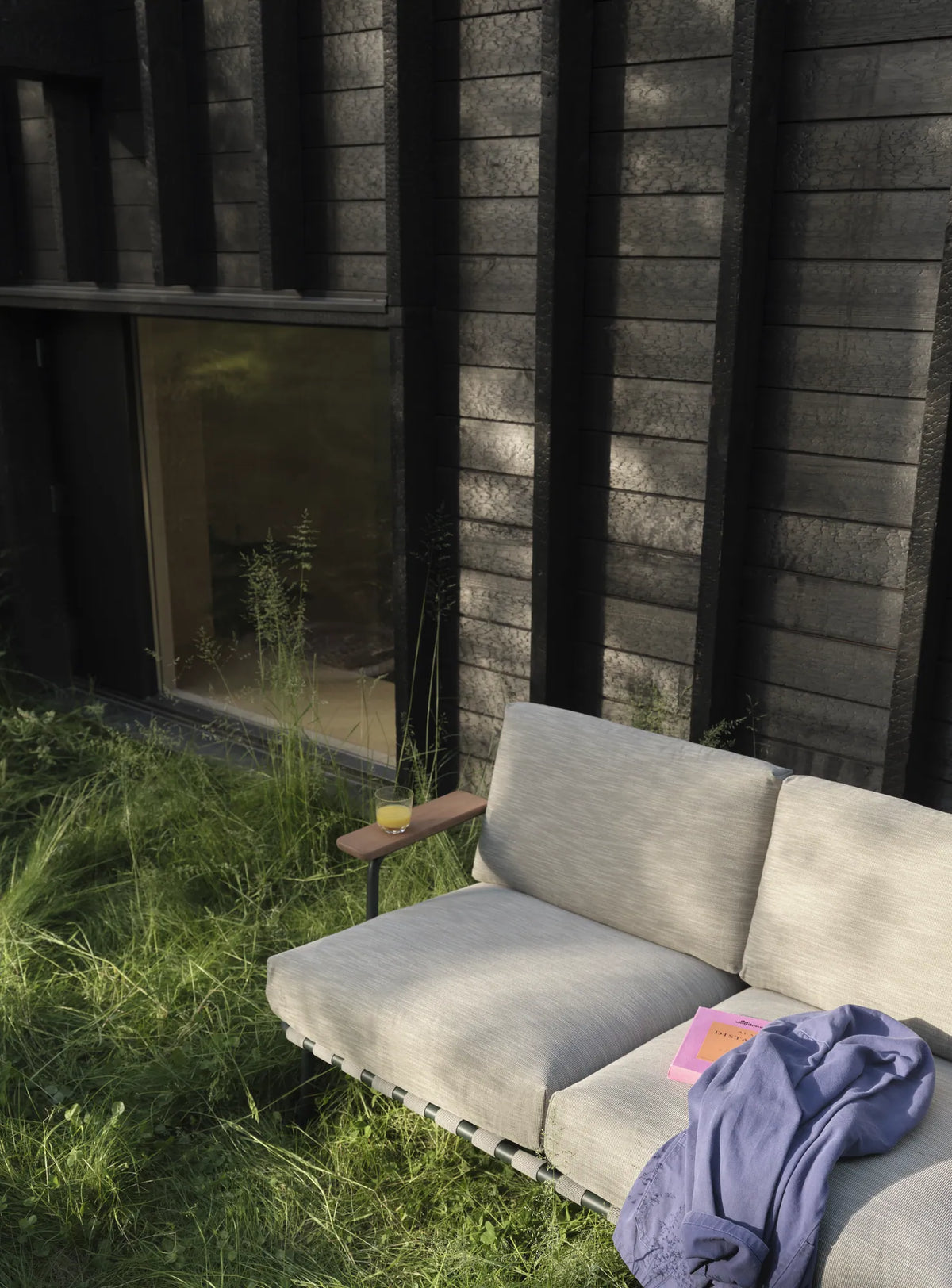 Muuto Settle utesofa 2-seter med armlener. Velg tekstil