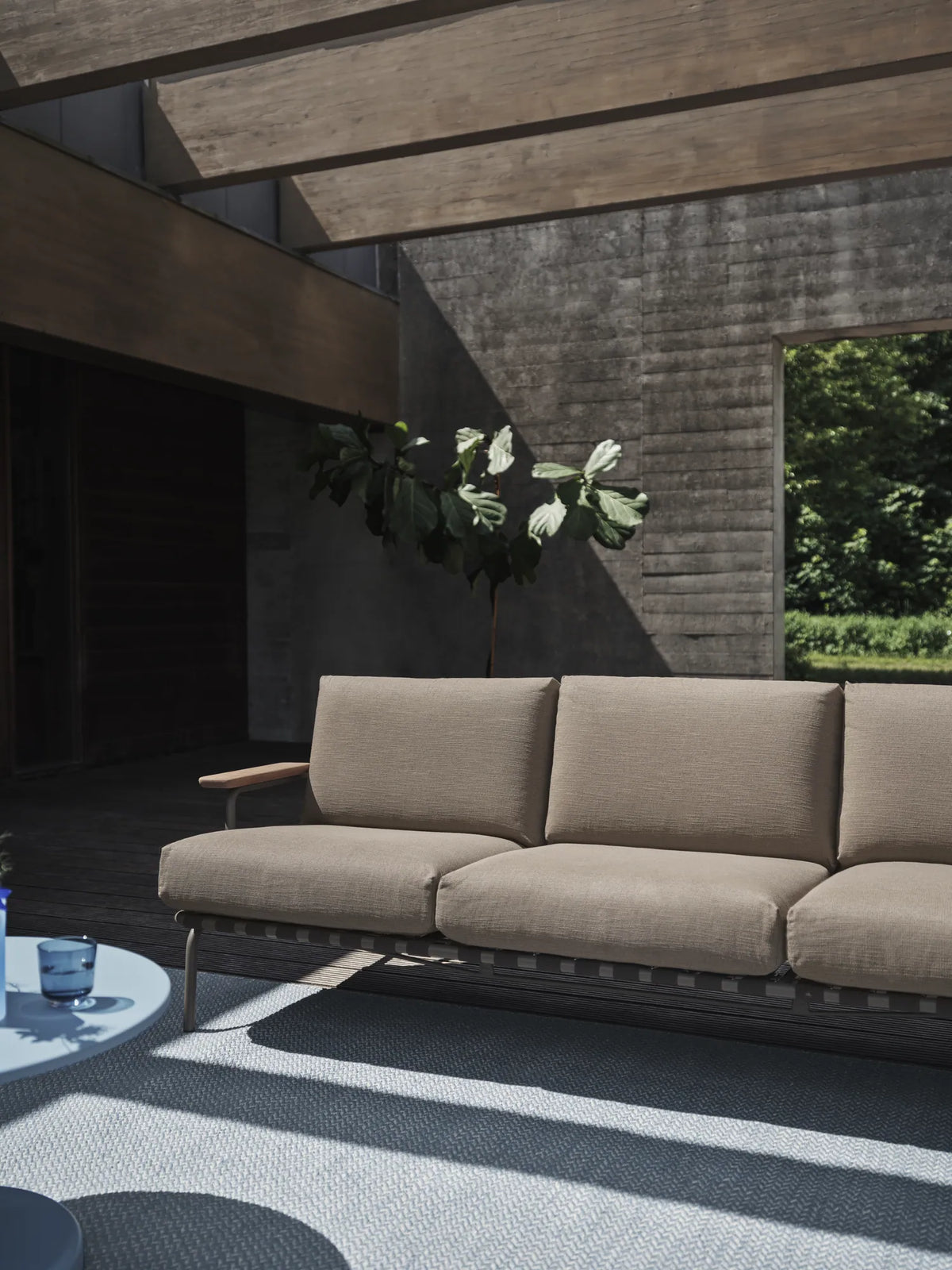 Muuto Settle utesofa 3-seter med armlener. Velg tekstil