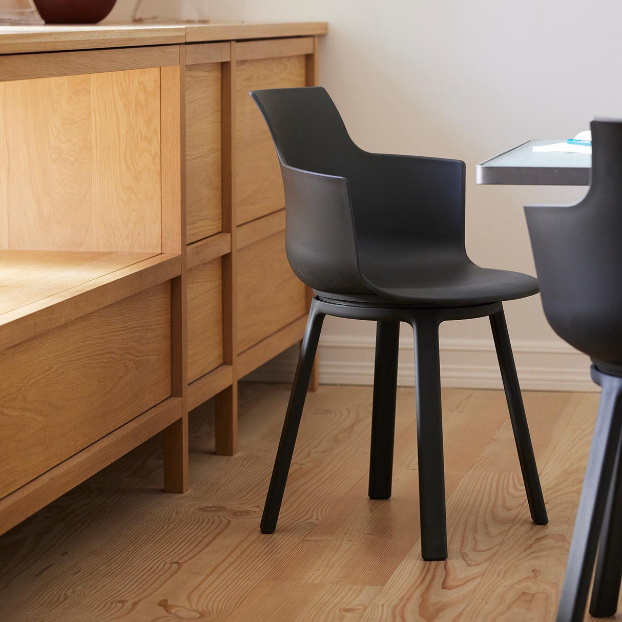 Varier Furniture Social spisestuestol i Black onyx med sving. Bestillingsvare.