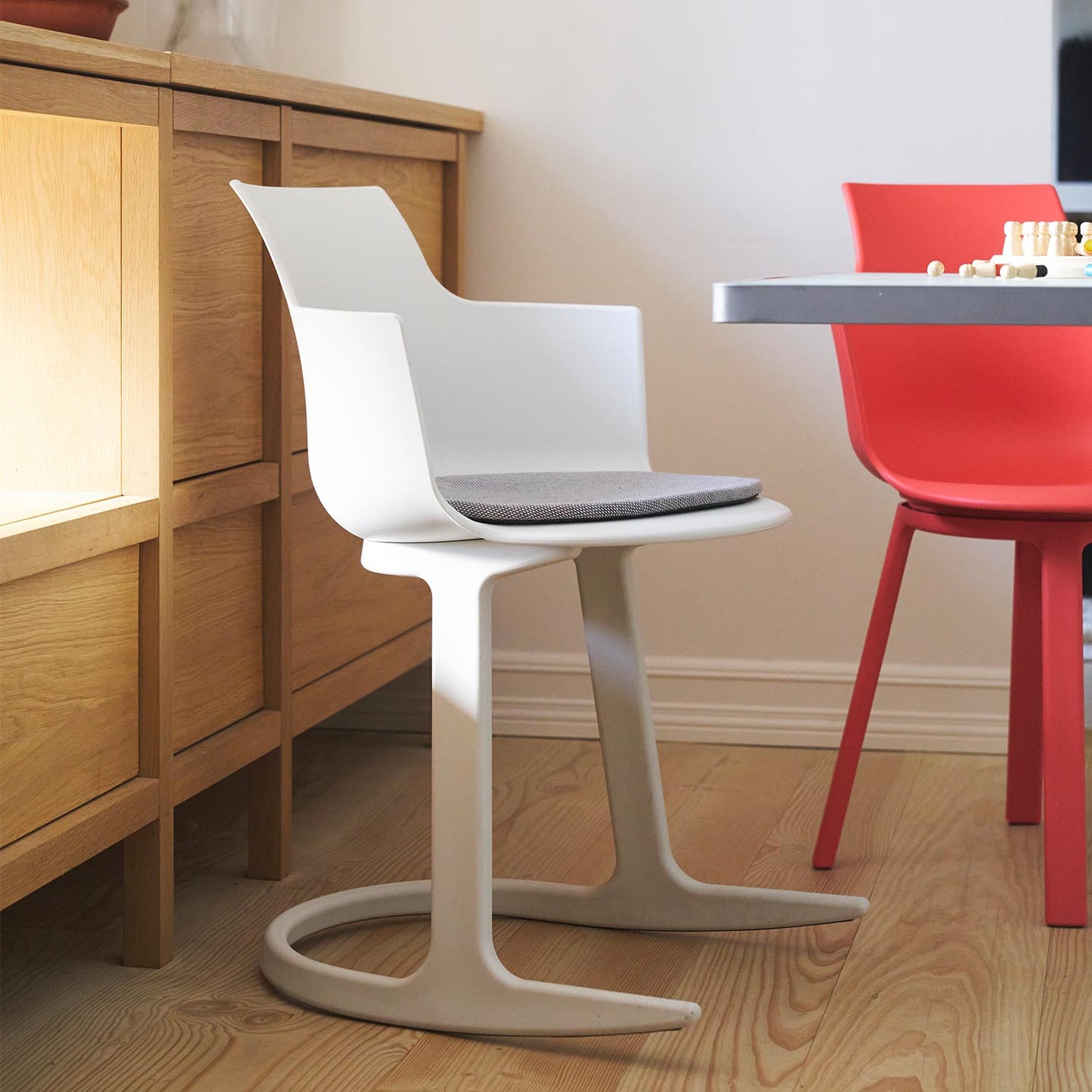 Varier Furniture Social spisestuestol i Winter White med tilt. Bestillingsvare.