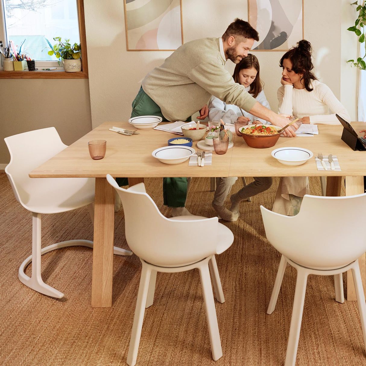 Varier Furniture Social spisestuestol i Cream med sving. Bestillingsvare.