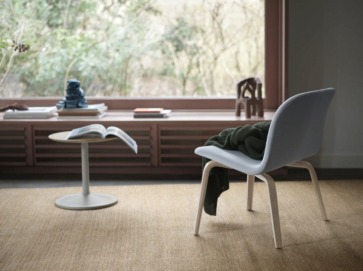 Muuto Visu Lounge Chair loungestol med trebein, uten polstring. Velg sete og glidere