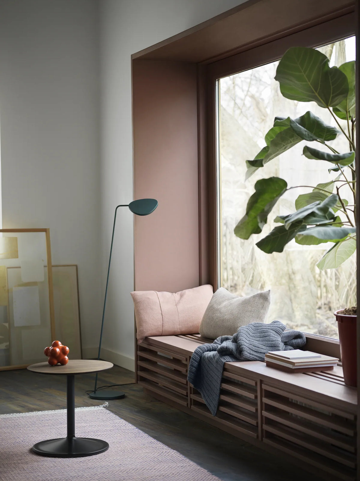 Muuto Ample pledd i babylamaull. Midnight Blue