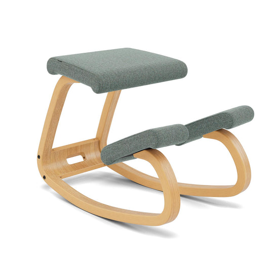 Varier Variable knestol i Re-Wool ullstoff og brun ask. Bestillingsvare.