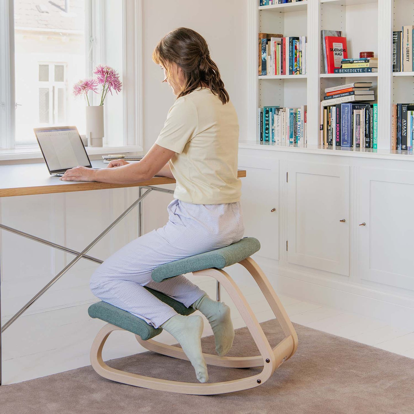 Varier Variable knestol i Re-Wool ullstoff og brun ask. Bestillingsvare.
