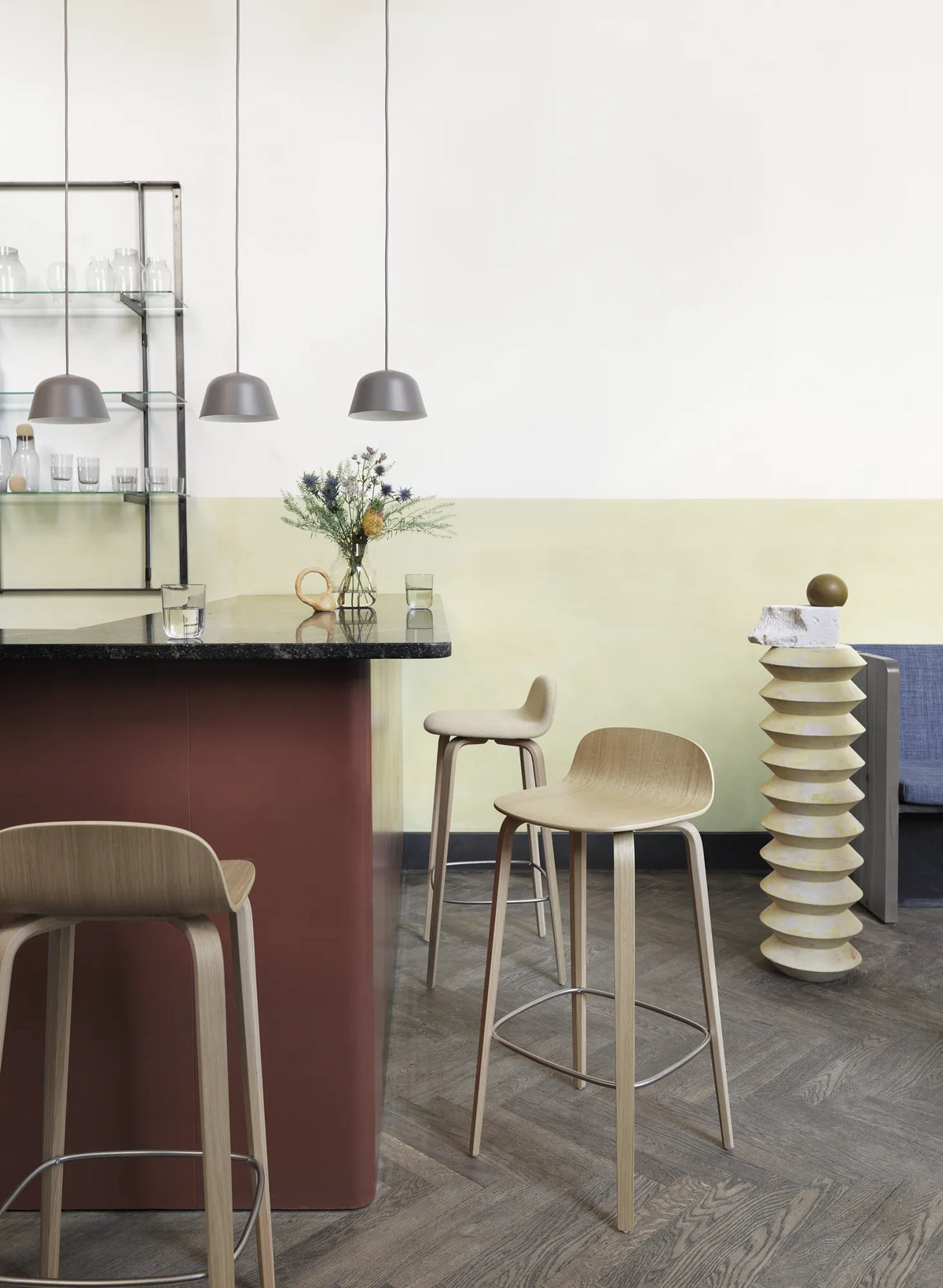 Muuto Visu Bar Stool barstol H75 med trebein, polstret. Velg tekstil
