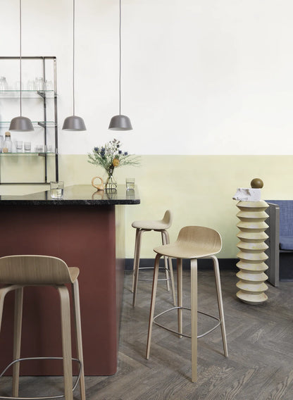 Muuto Visu Bar Stool barstol H75 med trebein, polstret. Velg tekstil