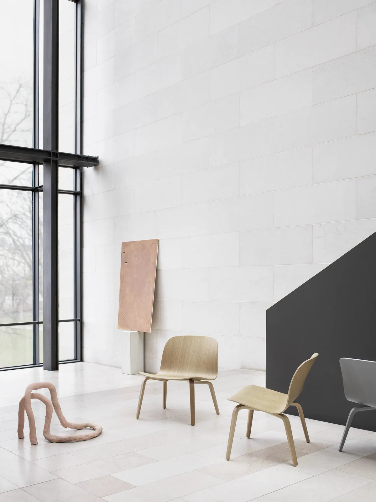 Muuto Visu Lounge Chair loungestol med trebein, uten polstring. Velg sete og glidere