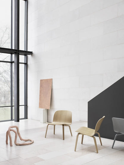 Muuto Visu Lounge Chair loungestol med trebein, uten polstring. Velg sete og glidere