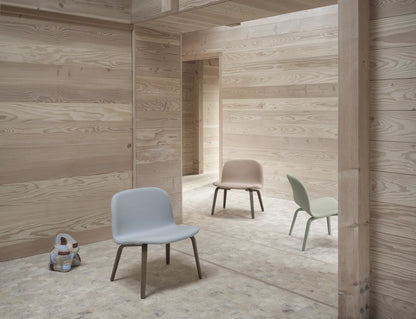 Muuto Visu Lounge Chair loungestol med trebein, uten polstring. Velg sete og glidere