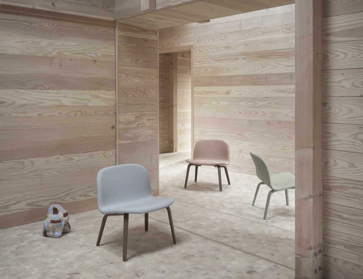 Muuto Visu Lounge Chair loungestol med trebein, polstret. Velg tekstil