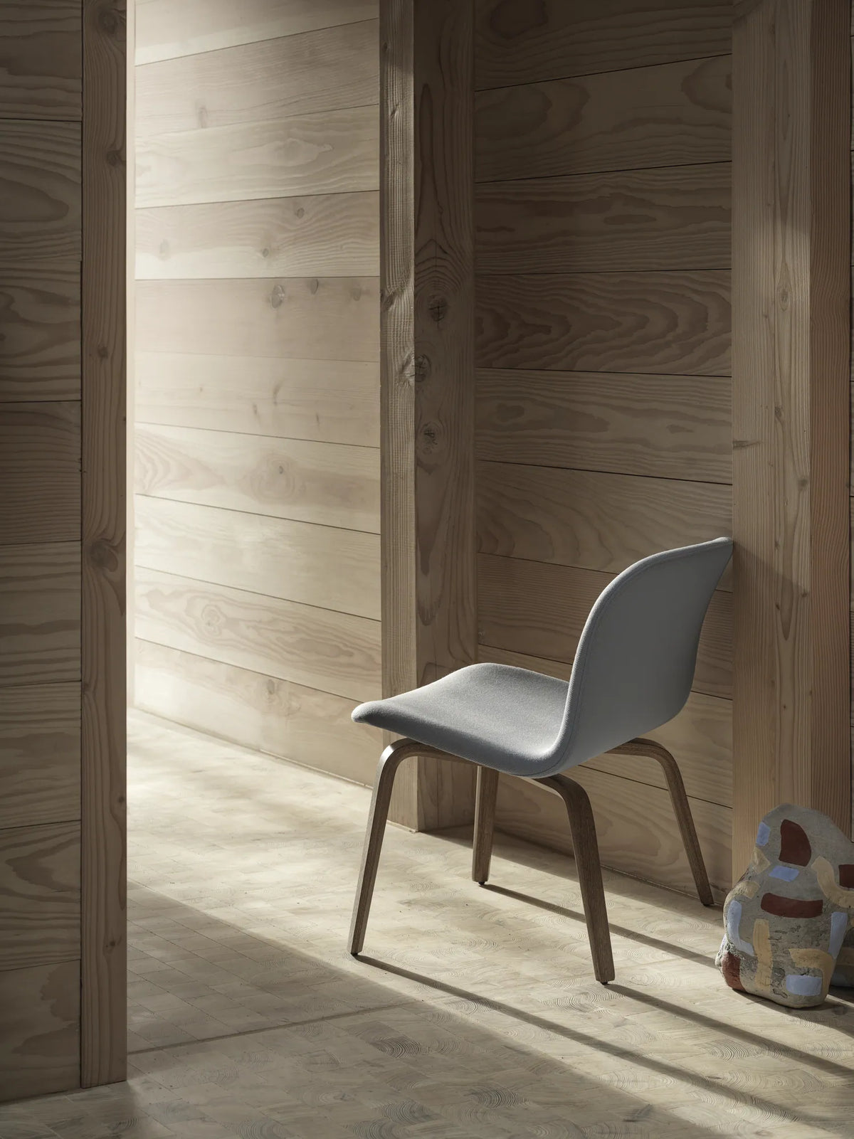 Muuto Visu Lounge Chair loungestol med trebein, uten polstring. Velg sete og glidere