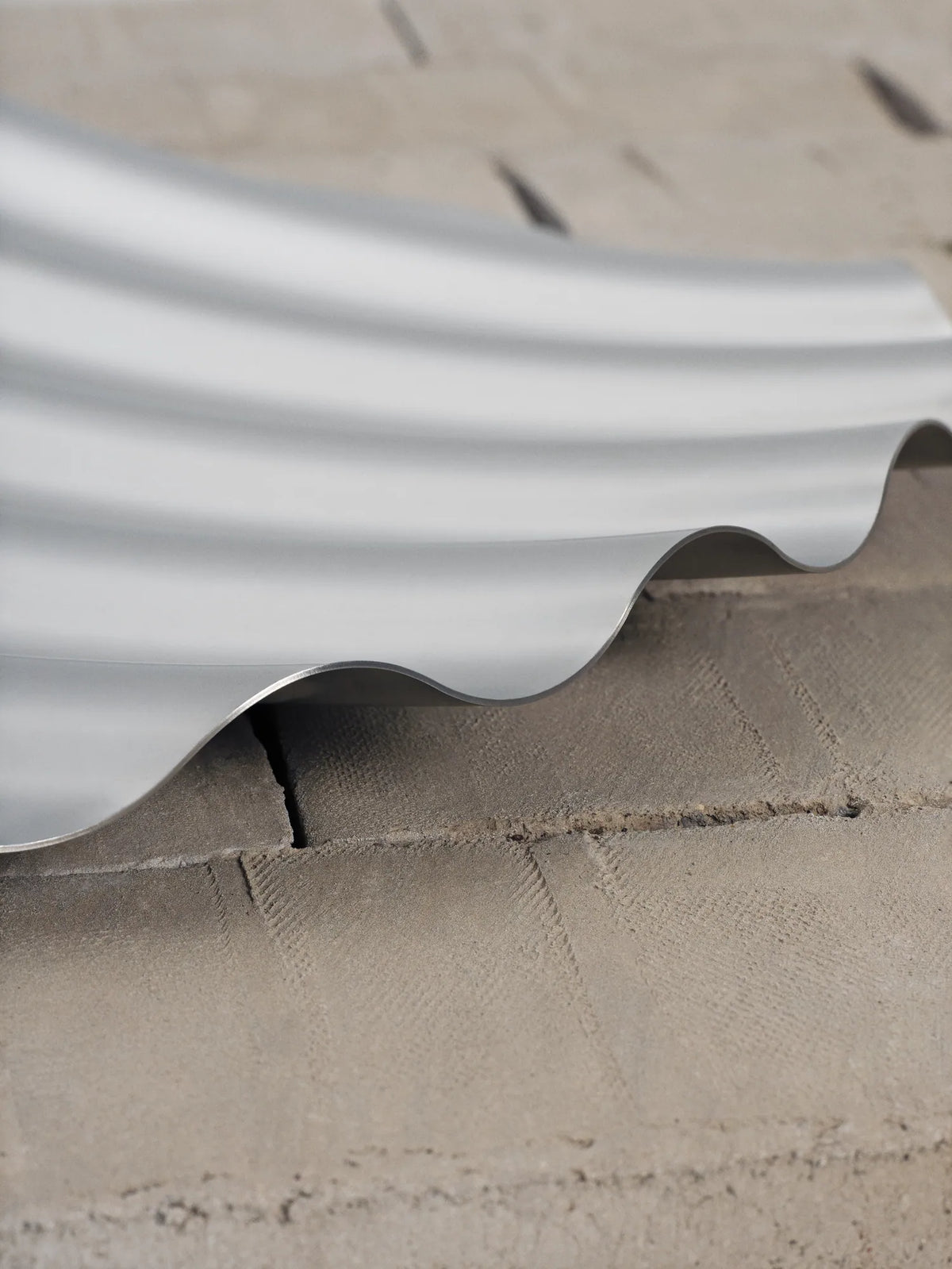 Muuto Wave brett i stål. Steel
