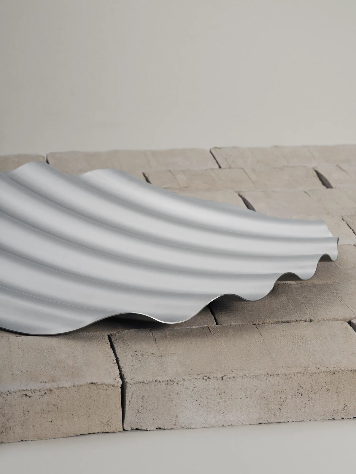 Muuto Wave brett i stål. Steel