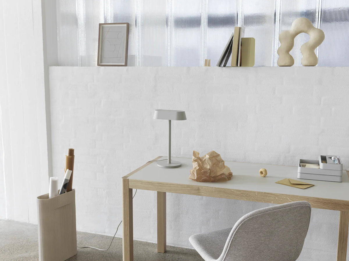 Muuto Linear bordlampe. Black