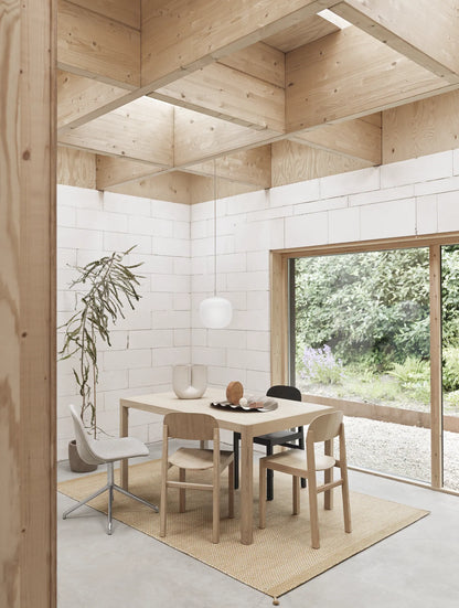 Muuto Fiber Side Chair spisestol med svingbart understell, polstret. Velg tekstil
