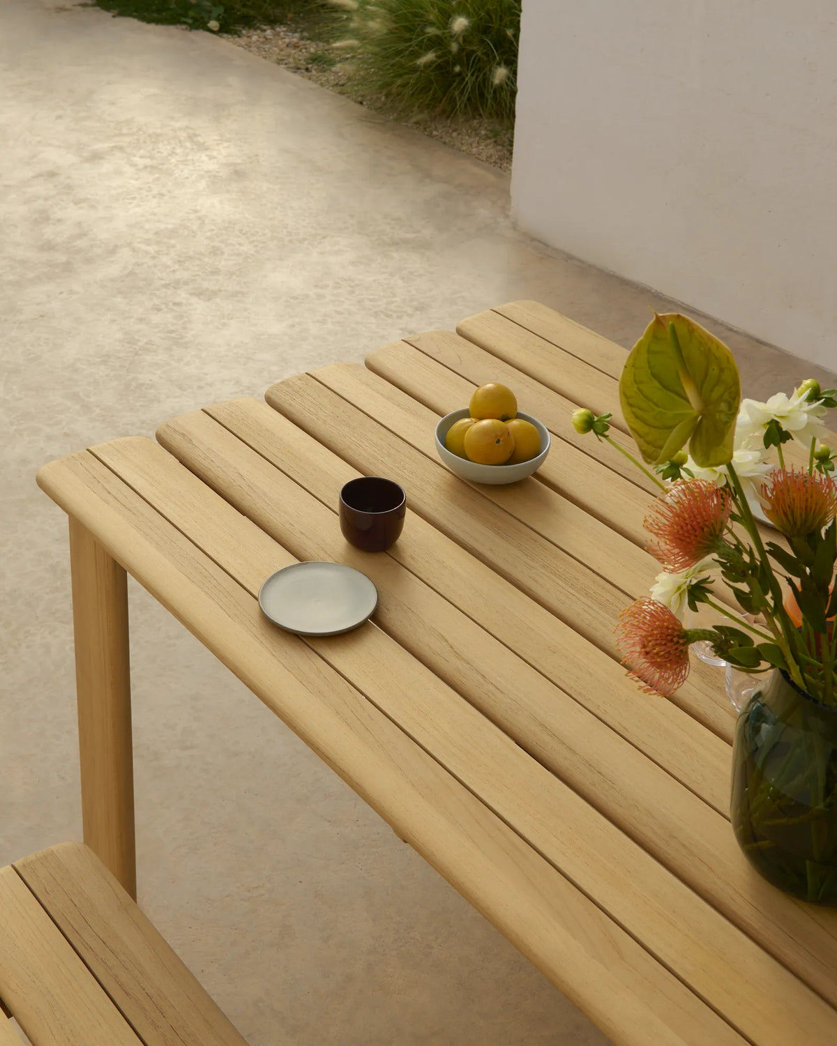 Muuto Assemble utebord i teak 220 x 90