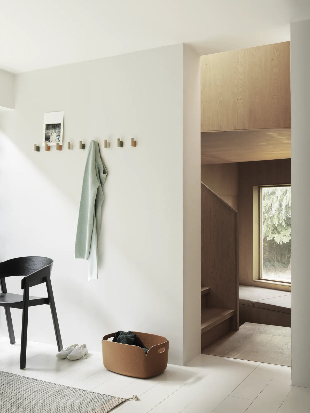 Muuto Cover Armchair armstol i tre, uten polstring. Velg tre og glidere