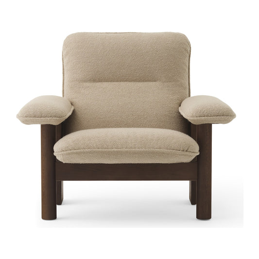 Audo Copenhagen Brasilia Lounge Chair lenestol, høy rygg. Velg tekstil og treverk