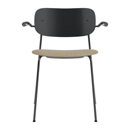 Audo Copenhagen Co Dining Chair spisestol, polstret sete, med armlener, sort stål. Velg tekstil og rygg