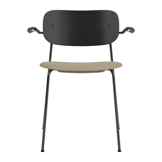 Audo Copenhagen Co Dining Chair spisestol, polstret sete, med armlener, sort stål. Velg tekstil og rygg