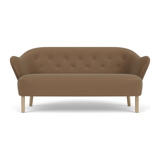 Audo Copenhagen Ingeborg Sofa sofa. Velg tekstil, treverk og knapper