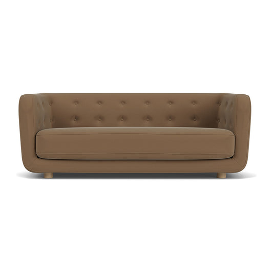Audo Copenhagen Vilhelm Sofa sofa. Velg tekstil, treverk og knapper