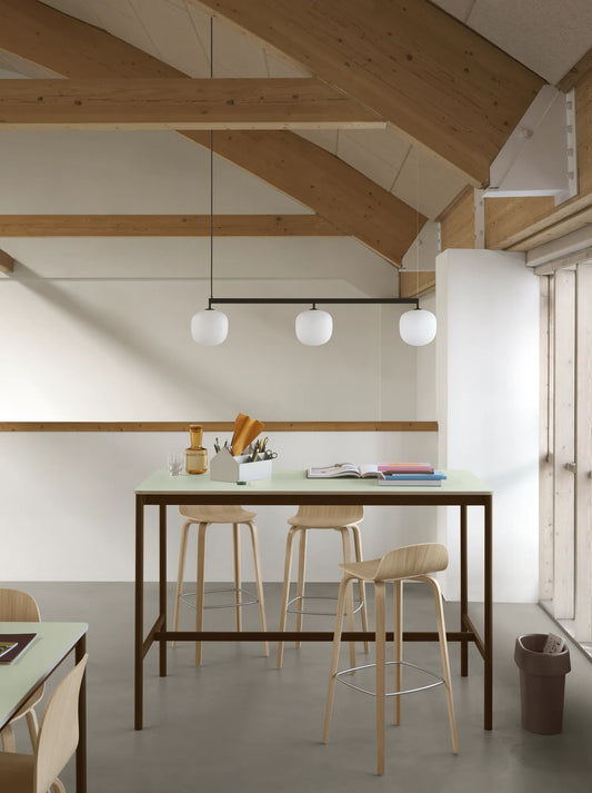 Muuto Visu Counter Stool barkrakk H65 med trebein, polstret. Velg tekstil