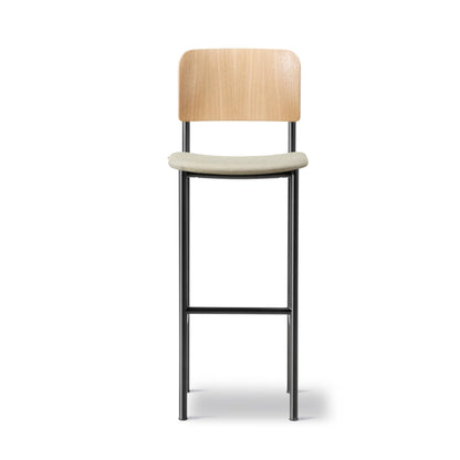 Fredericia Plan Barstool setepolstret. Velg tekstil og treverk