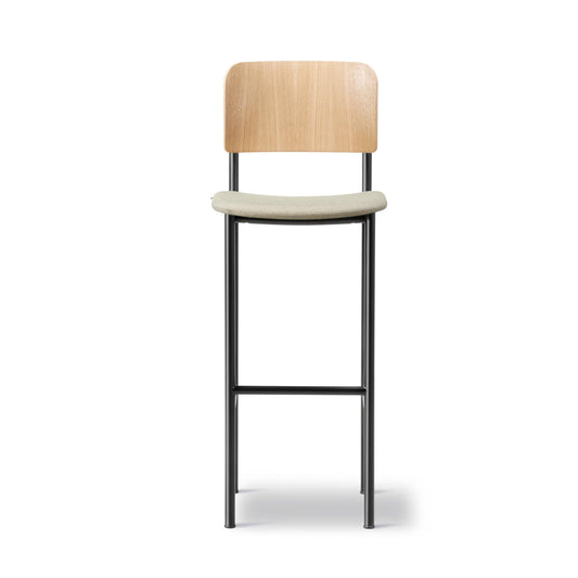 Fredericia Plan Barstool setepolstret. Velg tekstil og treverk