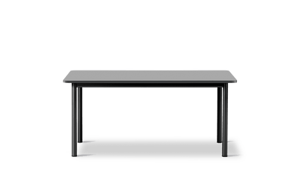 Fredericia Plan Table konfigurasjon G, 440 × 100 cm. Velg understell, høyde og bordplate
