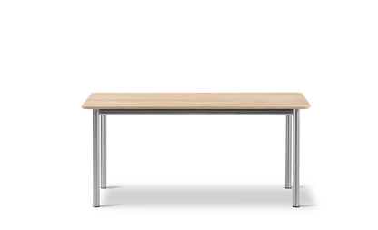 Fredericia Plan Table konfigurasjon K, 560 × 100 cm. Velg understell, høyde og bordplate