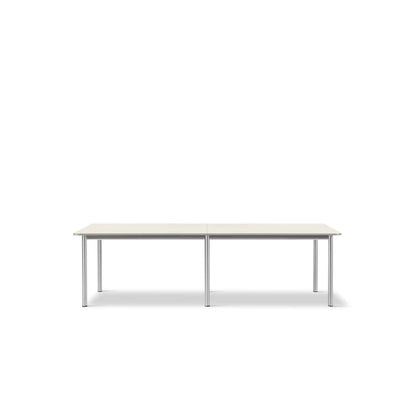 Fredericia Plan Table konfigurasjon A, 260 × 100 cm. Velg understell, høyde og bordplate