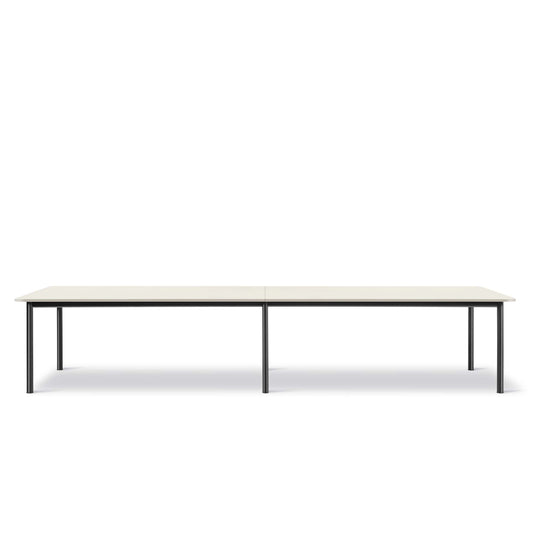 Fredericia Plan Table konfigurasjon E, 380 × 100 cm. Velg understell, høyde og bordplate