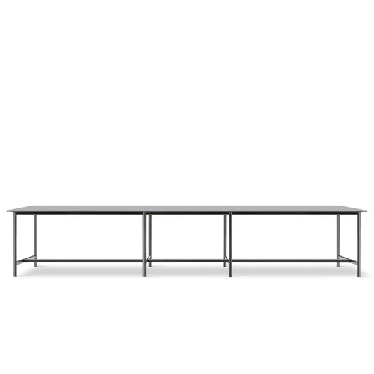 Fredericia Plan Table konfigurasjon M, 500 × 100 cm. Velg understell, høyde og bordplate