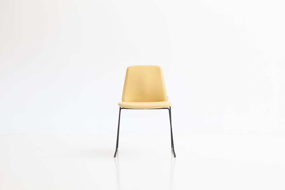 LK Hjelle Ada stol, lav rygg, uten arm – 4 bein eller meie. Velg tekstil og understell