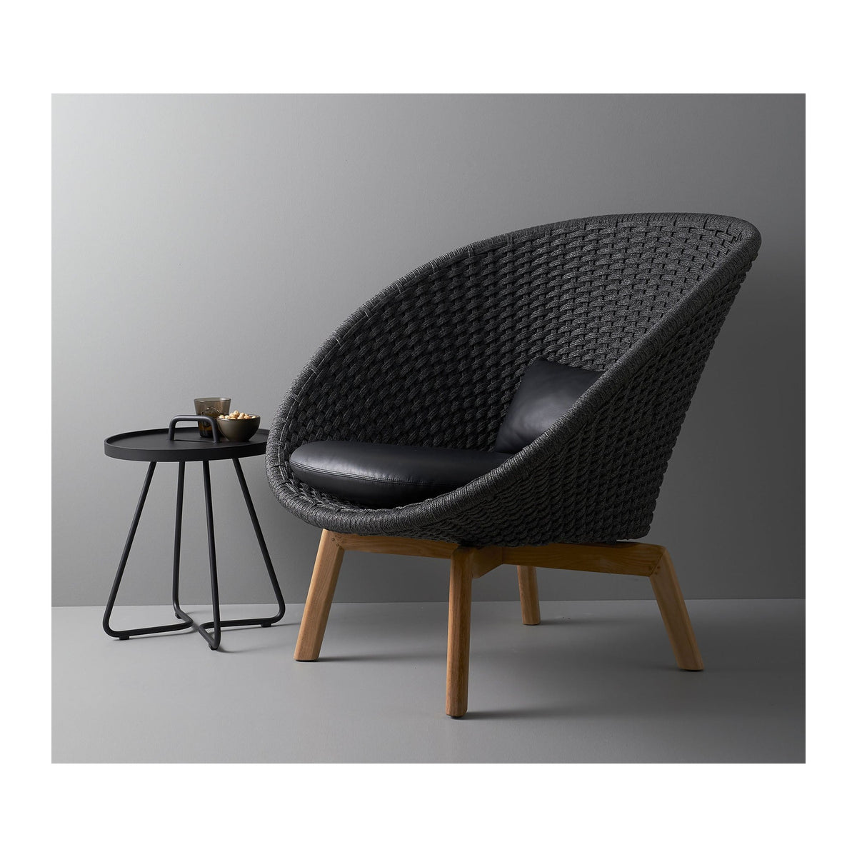Cane-line Peacock loungestol med svarte teakbein, indoor, inkl. putesett Smoky Flavour