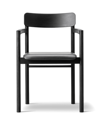 Fredericia Post Armchair setepolstret. Velg tekstil og treverk.