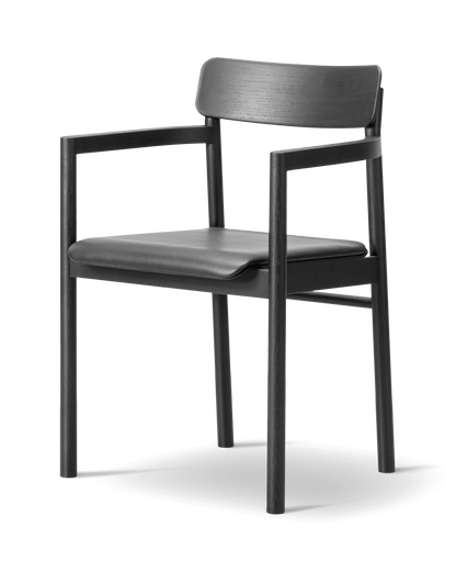 Fredericia Post Armchair setepolstret. Velg tekstil og treverk
