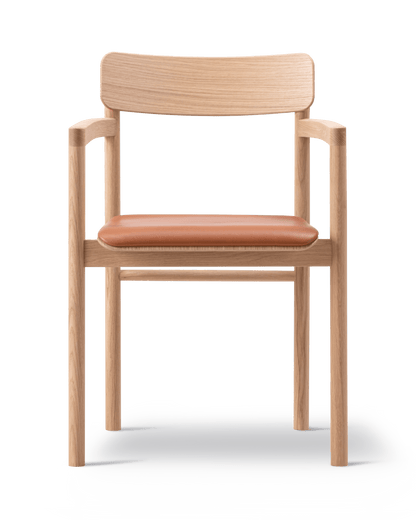 Fredericia Post Armchair setepolstret. Velg tekstil og treverk.