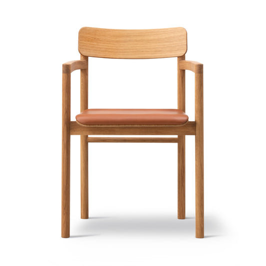 Fredericia Post Armchair setepolstret. Velg tekstil og treverk