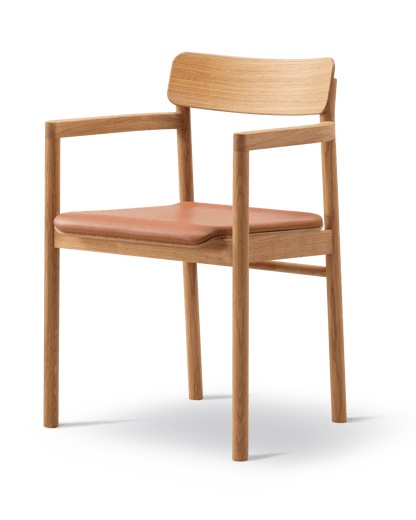 Fredericia Post Armchair setepolstret. Velg tekstil og treverk