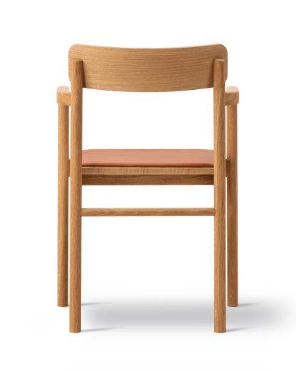 Fredericia Post Armchair setepolstret. Velg tekstil og treverk
