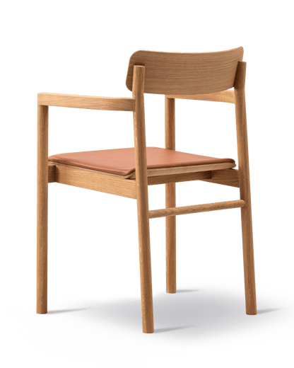 Fredericia Post Armchair setepolstret. Velg tekstil og treverk